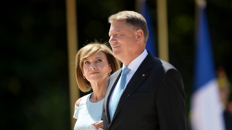 Ținuta lui Carmen Iohannis a atras privirile tuturor. Cum s-a dus la vot soția președintelui. FOTO
