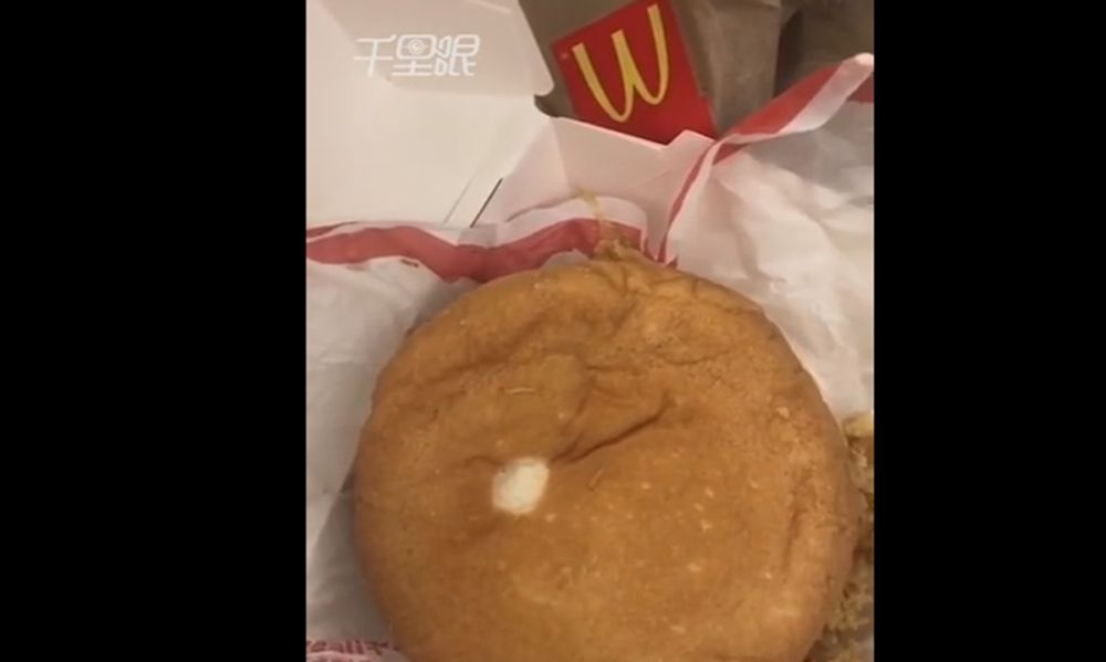 Incredibil! Ce a putut să găsească o femeie în burgerii de la un celebru fast food