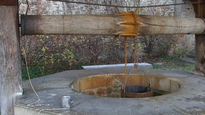 Descoperire macabră! O femeie din Bihor şi-a găsit soţul în fântână, după ce a vrut să scoată apă