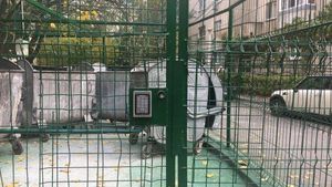 Incredibil! Ghene de gunoi cu cifru şi camere de supraveghere în Craiova