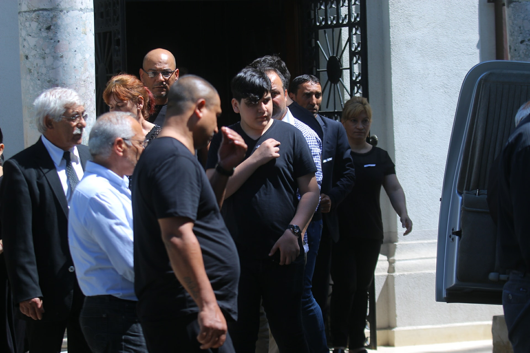 Nelu Ploieșteanu, transfigurat de durere în ziua înmormântarii fiului său. Și-a ținut minute bune mâna în zona inimii