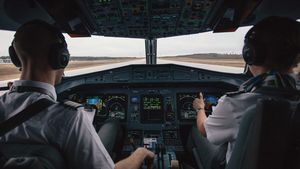 Ce salariu COLOSAL are un pilot român. Sunt cei mai iubiți peste hotare pentru că sunt „FANTASTICI”