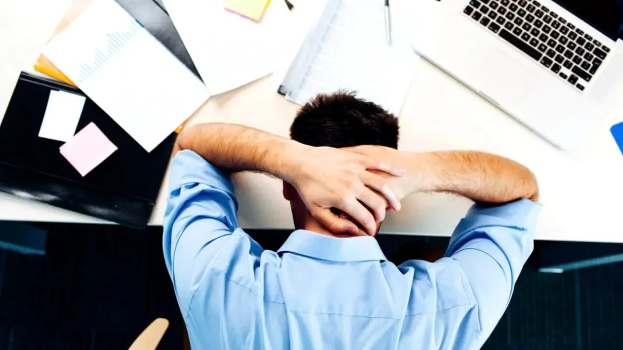 Un angajat în vârstă de 21 de ani a fost concediat pentru că a refuzat să dea mâna cu șeful. A câștigat procesul în Olanda