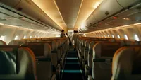 Cum reușește o tânără să stea singură pe rând, în avion. Ce truc a descoperit: E ca la business class, dar în economy