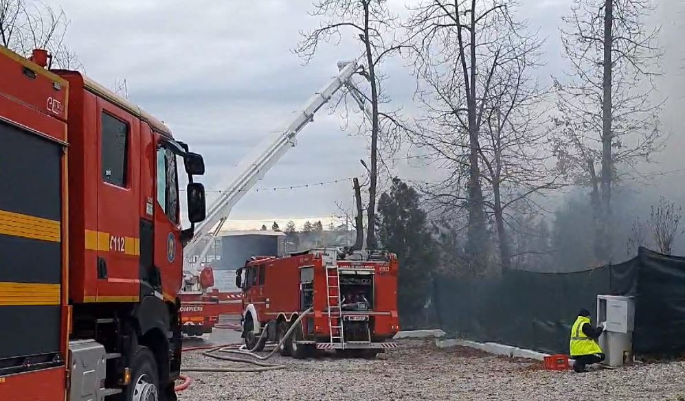Pompierii au intervenit pentru stingerea incendiului la restaurantul lui Pescobar din Snagov