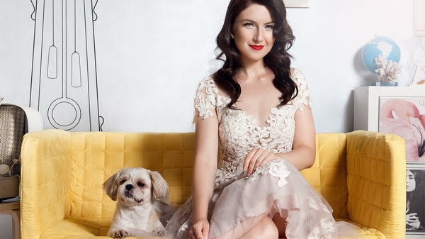 Primele imagini cu barbatul pe care Alexandra Ungureanu incearca sa-l tina cat mai ascuns. El este cel pentru care artista...