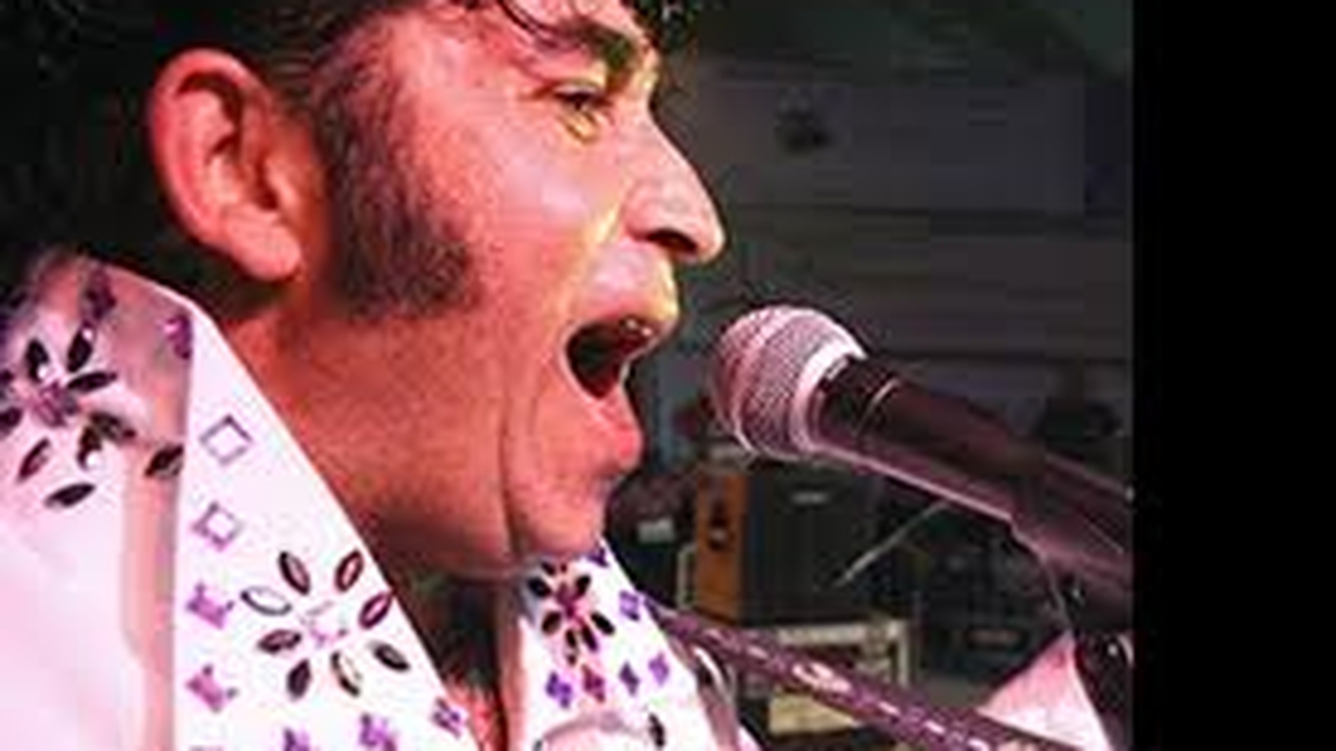 Elvis Romano nu e mort, ci se transforma! Cantaretul "rock’n'rrom" nu vrea sa-l mai imite pe regele rockului! Vezi de ce!