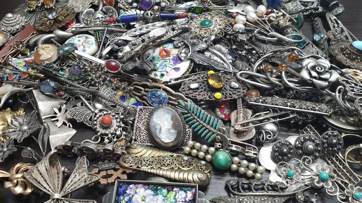 O femeie a cumpărat o pereche de cercei vechi la preț de chilipir, dar a rămas fără cuvinte când a aflat cât valorează