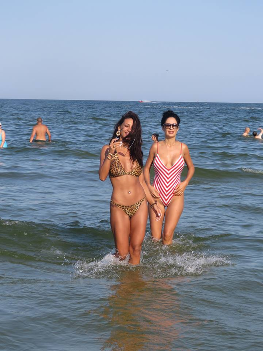 Georgiana și Ioana, cele mai jucăușe fete de oraș, au făcut senzație pe plaja milionarilor