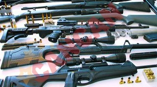 Arsenal impresionant in casa unui braconier