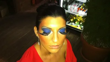 Andreea Tonciu socheaza din nou! Vezi ce gene imense si-a pus modelul!