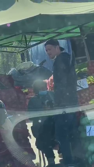 Fratele lui Cătălin Moroșanu vinde la tarabă într-o piață din Iași