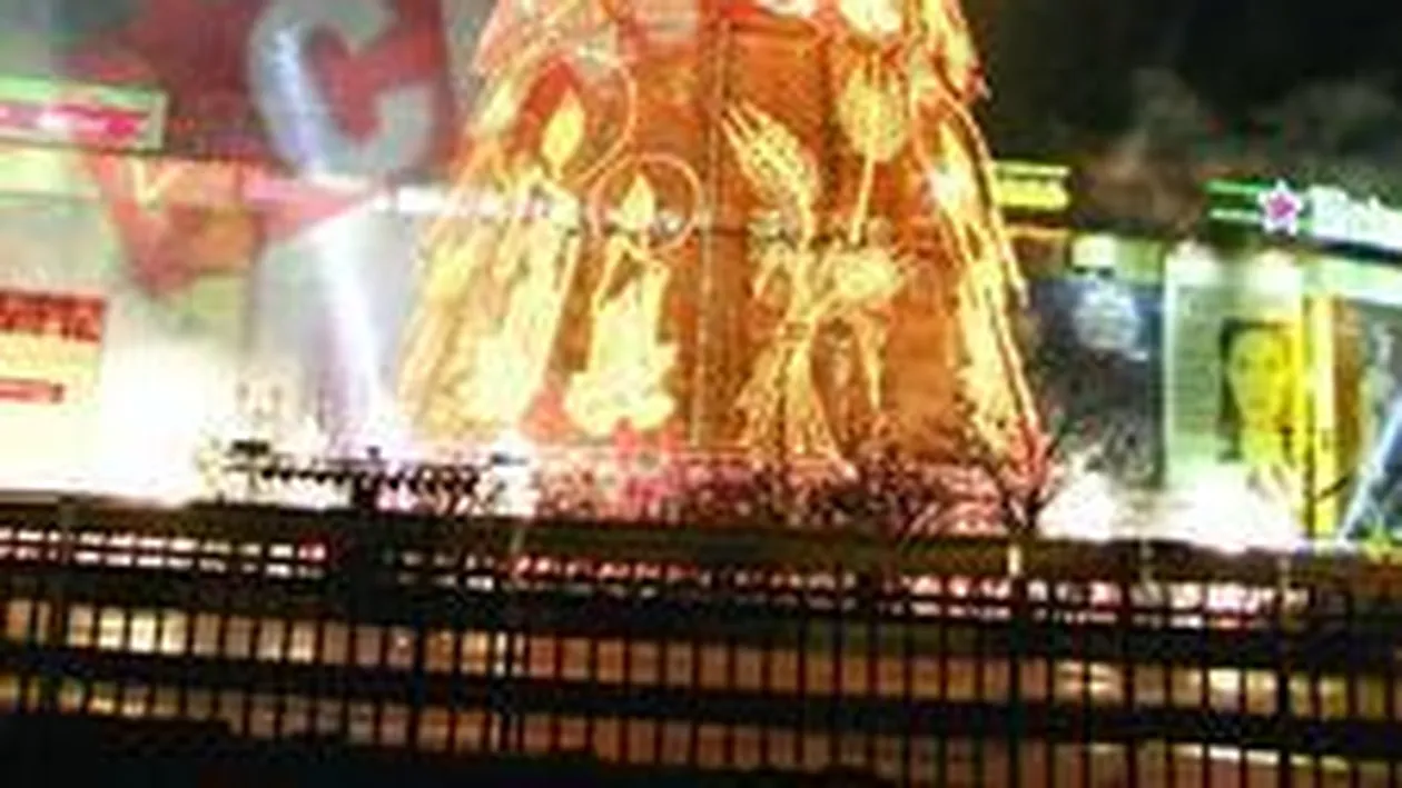 Bradul din Piata Unirii, demolat de trei sute de muncitori