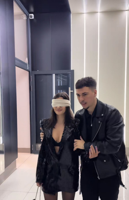 Erika Isac a împlinit 25 de ani și M.G.L. i-a făcut un super cadou de ziua ei! Ce a primit din partea invitațiilor la party