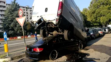 Un șofer român a ajus cu BMW-ul sub o dubiță, într-o parcare din Torino! Vitezomanul a fost rănit grav