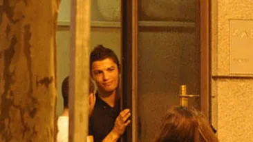 Cristiano Ronaldo flirteaza pe unde apuca