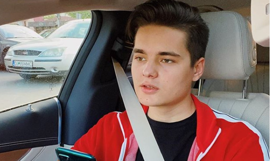 Selly, ironizat în direct de Mircea Badea: “A sunat Johnny Bravo. Și-a cerut freza înapoi!” Ce replică a avut vloggerul