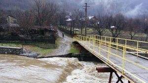 Cod galben de inundații pe râuri din 13 județe până miercuri dimineața
