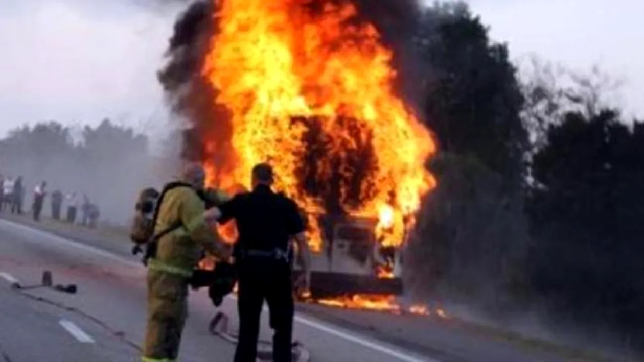 Un microbuz s-a răsturnat şi a luat foc. Şoferul şi cei trei pasageri au...