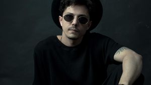 Primul bebeluș din showbiz-ul românesc a venit pe lume luni. Atât sarcina cât și mama au fost ținute secret. Cine este norocosul tată