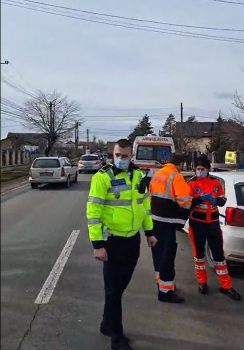 Scene de-a râsu’-plânsu’ în Târgoviște. Un șofer s-a închis 2 ore în mașină, după ce a fost tras pe dreapta de polițiști. Mascații au fost chemați să intervină| VIDEO