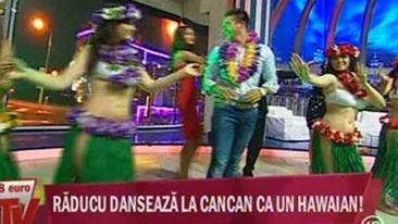 VIDEO Asa tata, asa fiu! Raducu Mazare a invatat sa danseze hula de la cateva dansatoare hawaiiene super sexy!