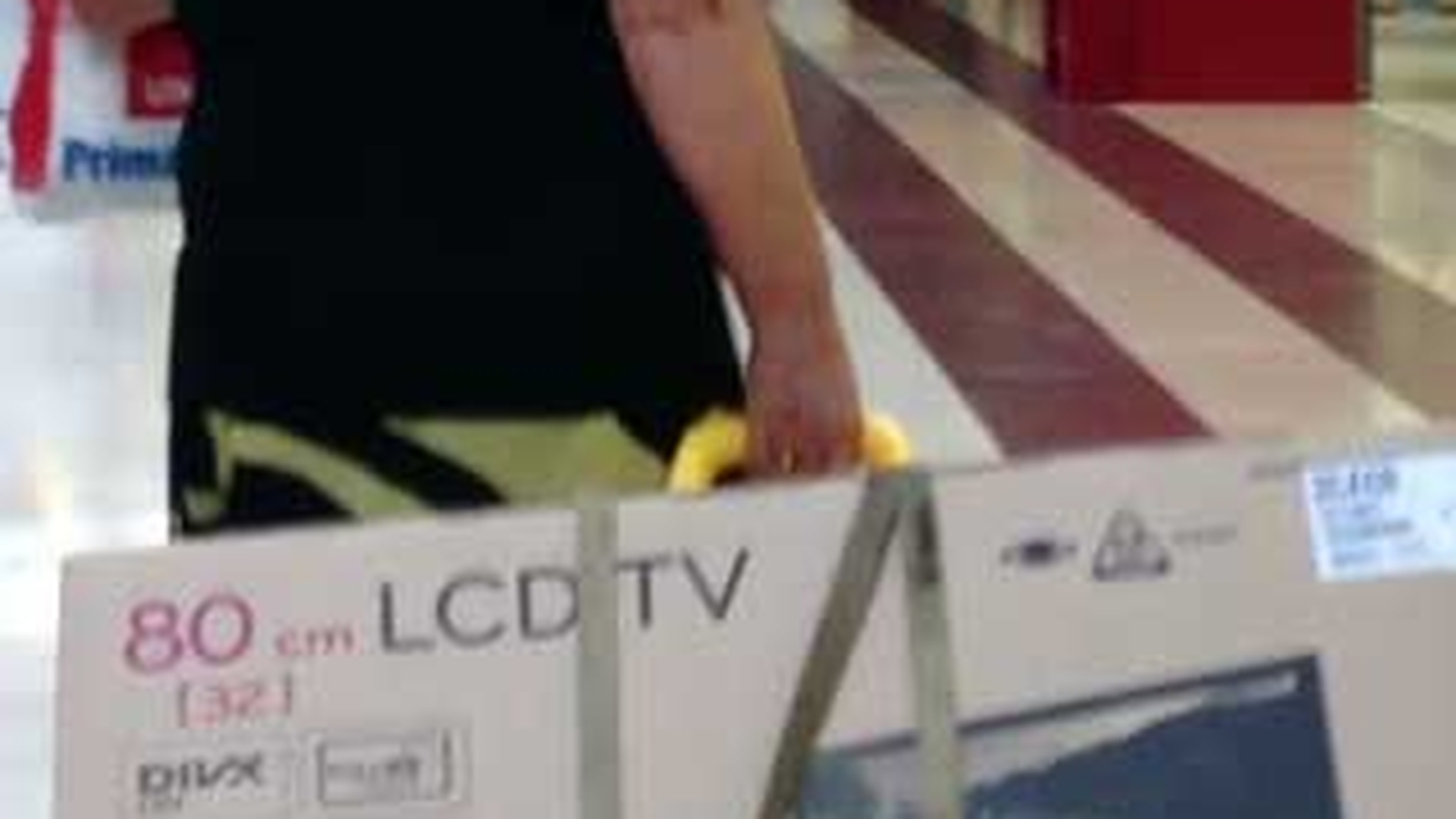Romania, te iubesc! O pensionara si-a cumparat un LCD urias din supermarket si il duce acasa cu un carucior de piata - Video demential cu ea tragand de televizor