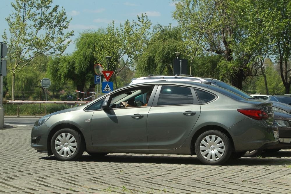 Iri conduce mândru un Opel second-hand