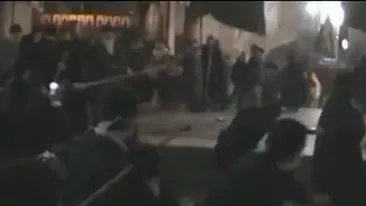 VIDEO S-au incins spiritele inainte de Craciun! Bataie cu maturi intre preoti in Biserica Nasterii Domnului din Betleem