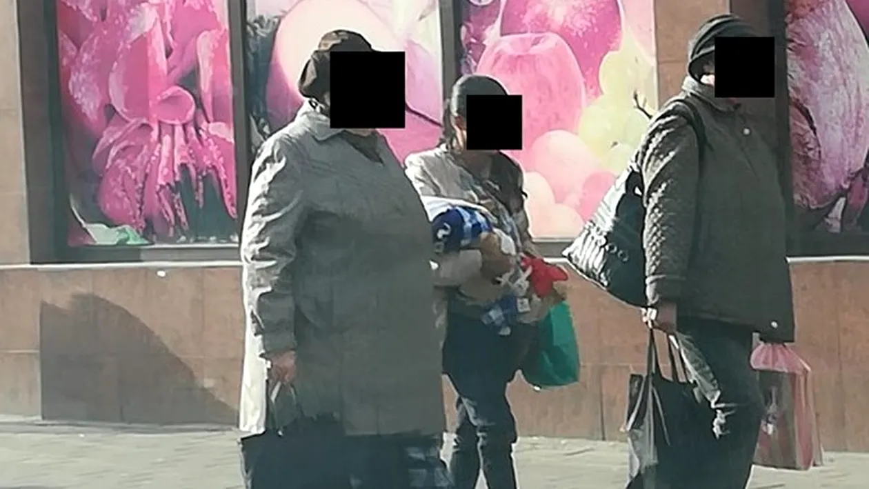 O mamă care cerşeşte cu bebeluşul în braţe, amendată de şase ori de poliţiştii locali