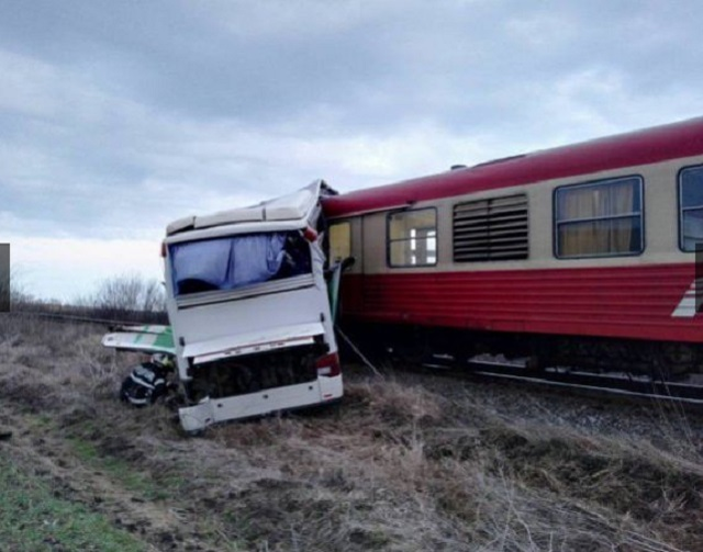 Autocar, izbit în plin de un tren în judeţul Timiş