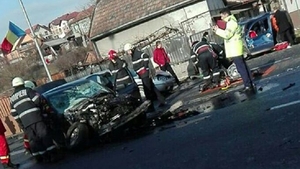 Accident înfiorător în Cluj-Napoca! Un mort, cel puţin doi răniţi, după ce trei maşini s-au ciocnit puternic şi s-au făcut praf