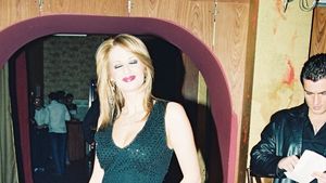 Julia Chelaru, sexy cu frâna trasă: poza din club cu cerceii statement