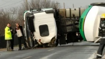O cisterna plina ochi cu alcool etilic s-a rasturnat pe sosea in zona Mehedinti