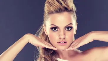 IMAGINI HOT! Alexandra Stan si-a inebunit fanii. Artista si-a descheiat blugii si a renuntat la sutien