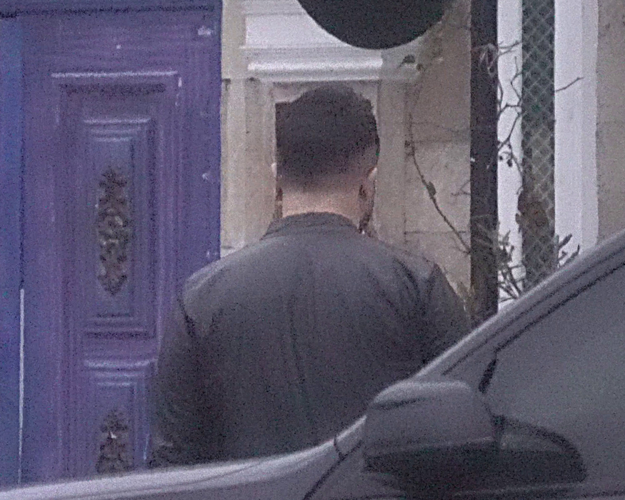 Bădălău își sărută partenera / (Sursa: CANCAN.RO)