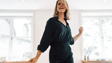 BANC | O blondă în birou, lângă aparatul de tocat foi