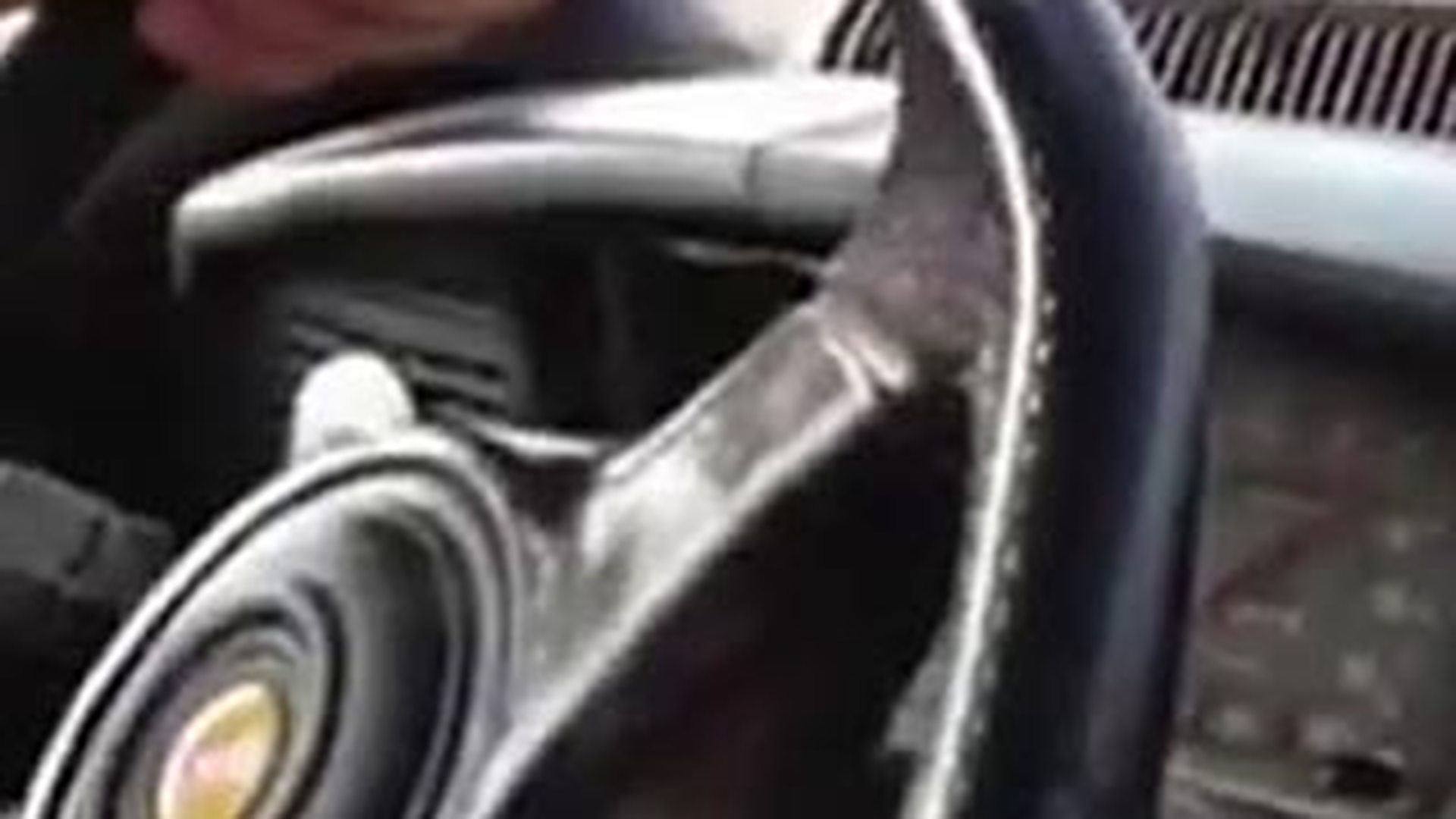 VIDEO DE MEN TI AL! "155 fraiere, si-a luat 160-u! Ia-o ma, baga picioru' in ea! Taci ma ca nu esti pe motor sa te apleci in mortii ma-tii!" - Uite o Dacia 1310 cu 160 km/h in panta