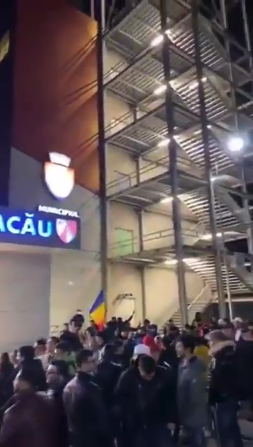 Proteste halucinante la Spitalul din Bacău: „Hoții, asasinii!” – VIDEO