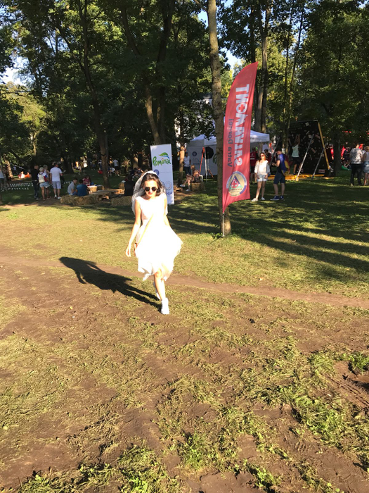 Nu au putut sta departe de UNTOLD. S-au căsătorit la Primărie, după care… Cum au apărut doi tineri la cel mai mare festival din Europa