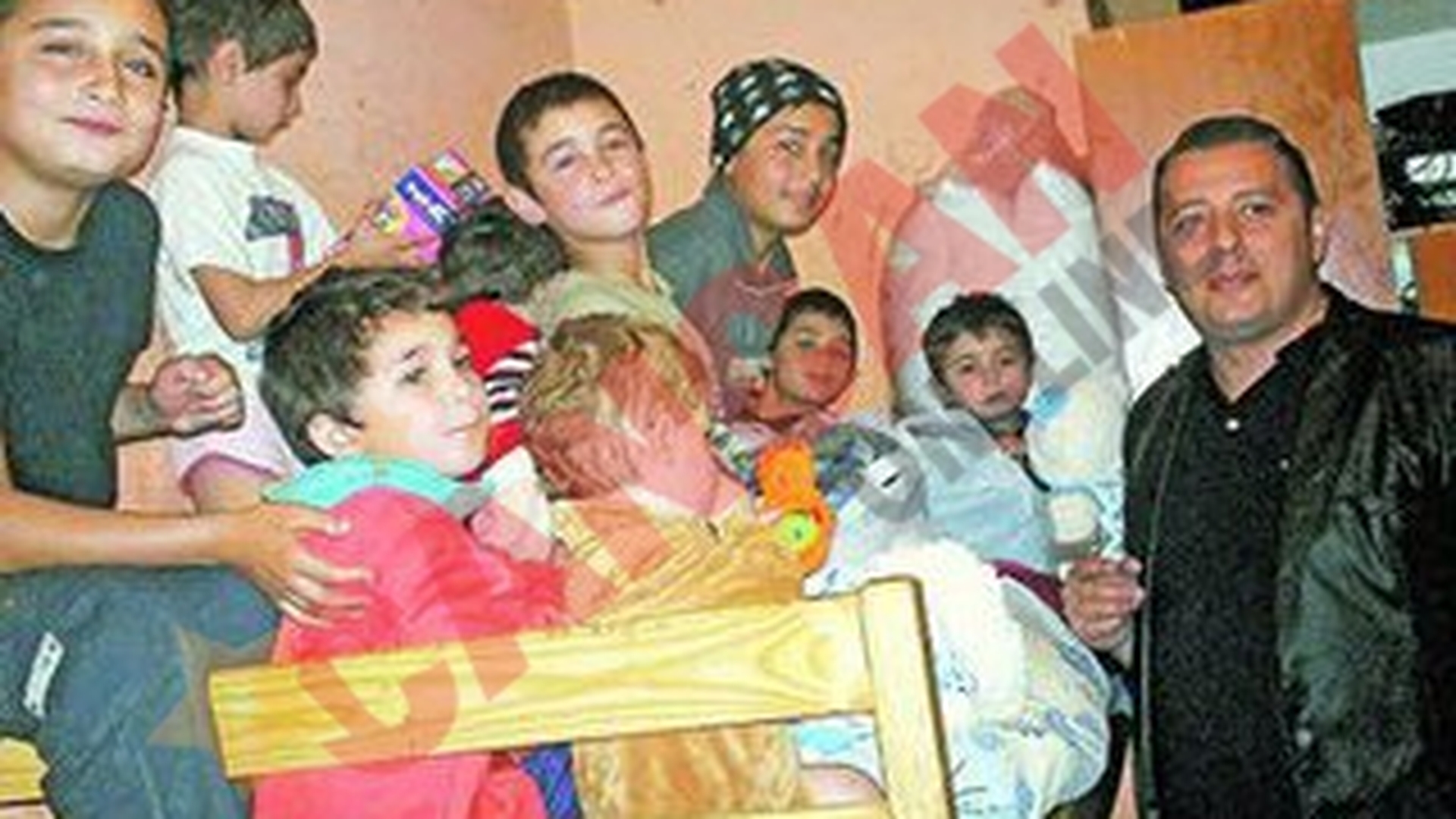Dormeau inghesuiti in trei paturi