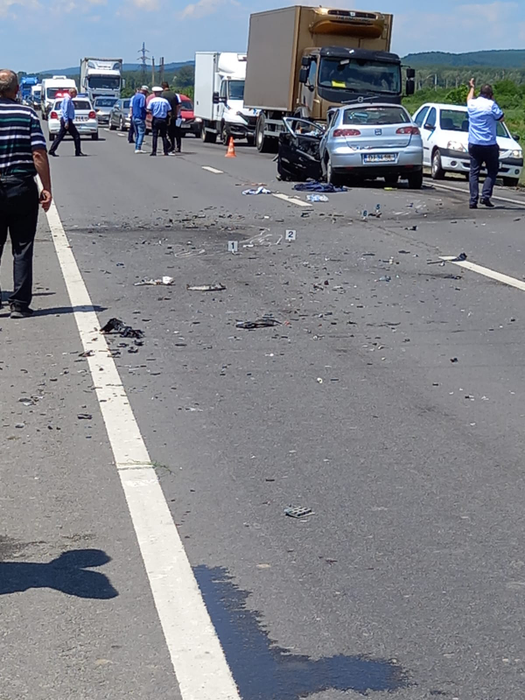 Dubă a jandarmeriei, implicată într-un accident grav pe DN6. Șoferul vinovat a făcut infarct la volan