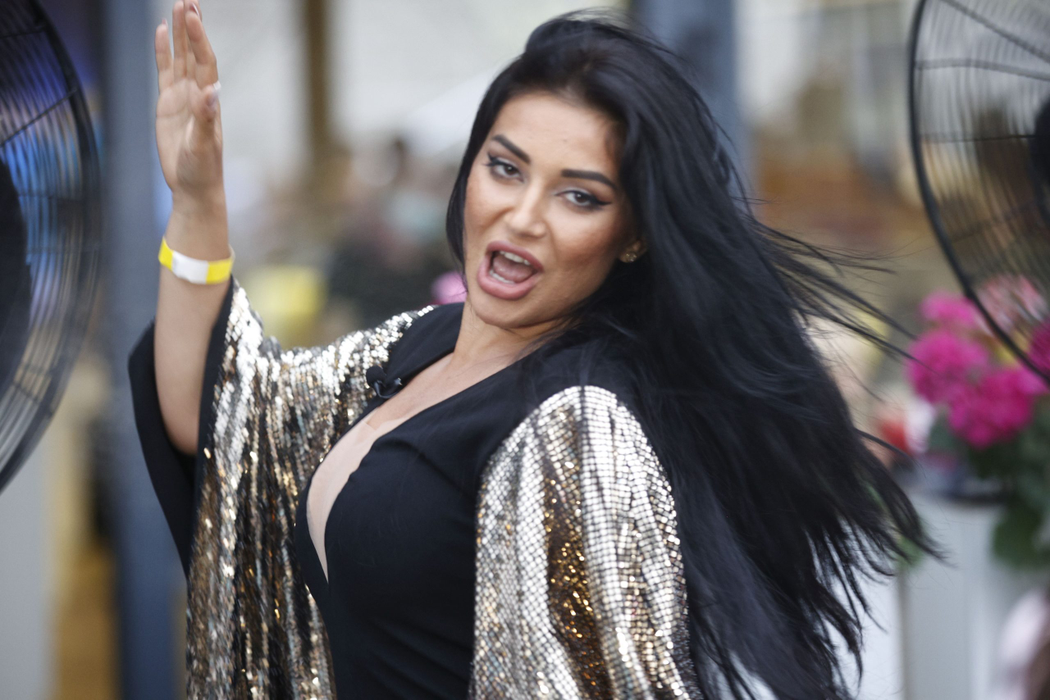 Elena Ionescu a preferat o ținută de culoare neagră, iar bustul generos a ieșit în evidență