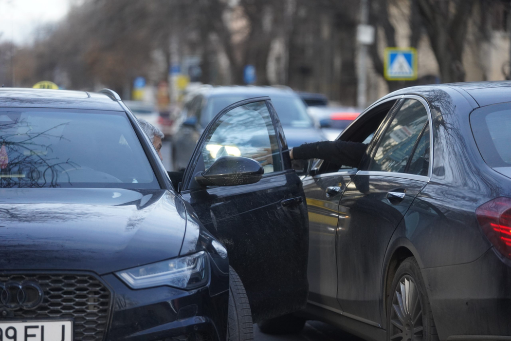 Dan Diaconescu îi predă niște acte partenerului