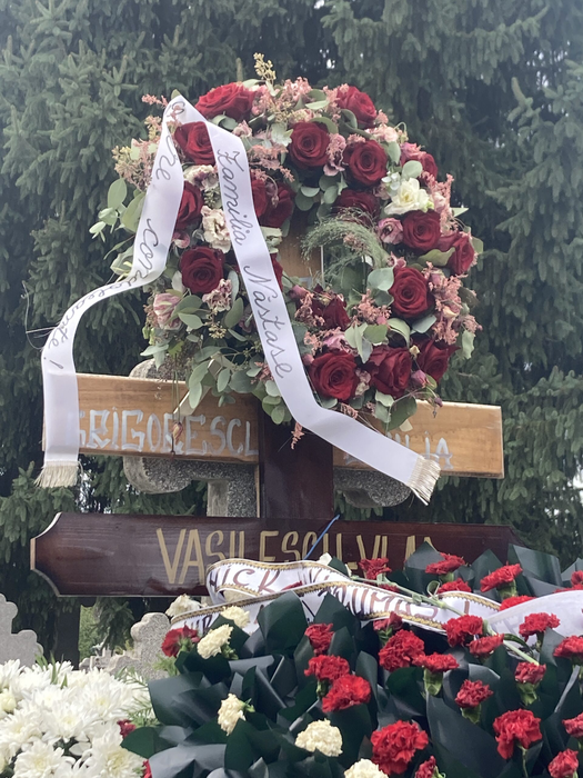 Apropiații au adus flori și coroane pentru a-l comemora pe Vlad Vasilescu (Foto: CANCAN.RO)