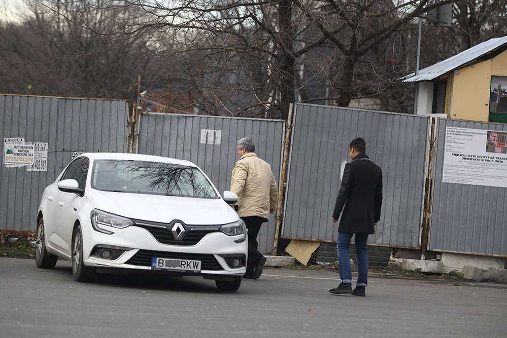 Se îndreaptă amândoi spre maşina domnului