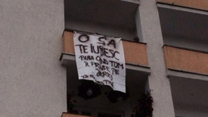 Ce se intampla in Gherla...nu ramane in Gherla! Ce mesaj a putut sa-i scrie un tanar iubitei lui, pe cearsaf, la balconul blocului