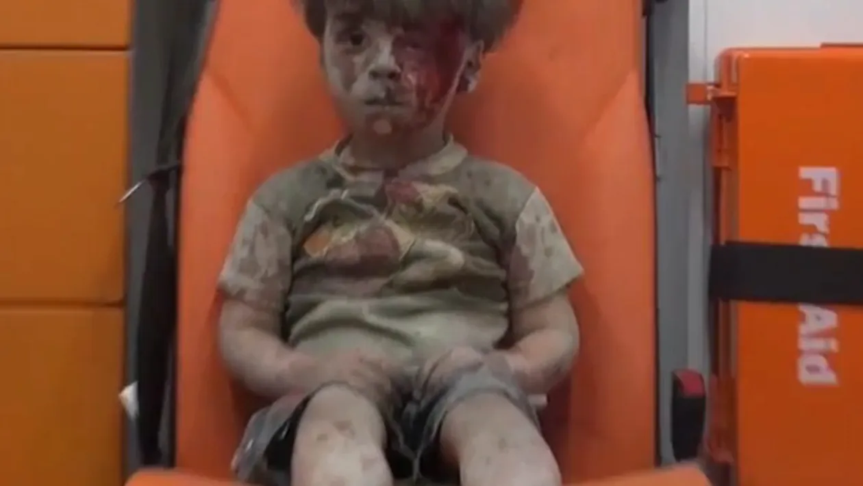 VIDEO! Imaginile cu băiatul salvat din dărămături au uimit o lume întreagă! Copilul trece prin momente şocante