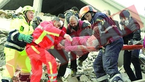 Loviti noaptea de un cutremur devastator
