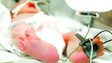 Un copil de un an si jumatate e pe moarte dupa ce mama lui l-a scapat din brate! A cazut in cap de la zece metri